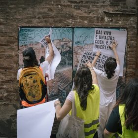 Le riflessioni degli adolescenti in ottanta manifesti. Dal workshop di Sara Leghissa alla campagna di affisioni a Perugia